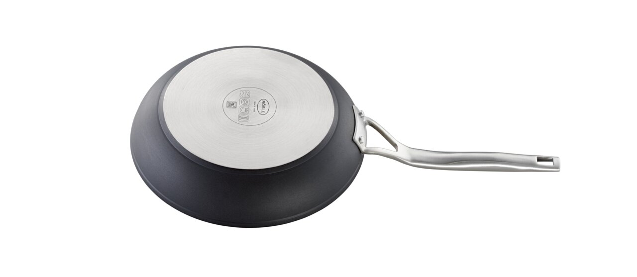 Bratpfanne Raise Ø 24 cm, Ansicht von unten mit Edelstahlboden und ergonomischem Griff