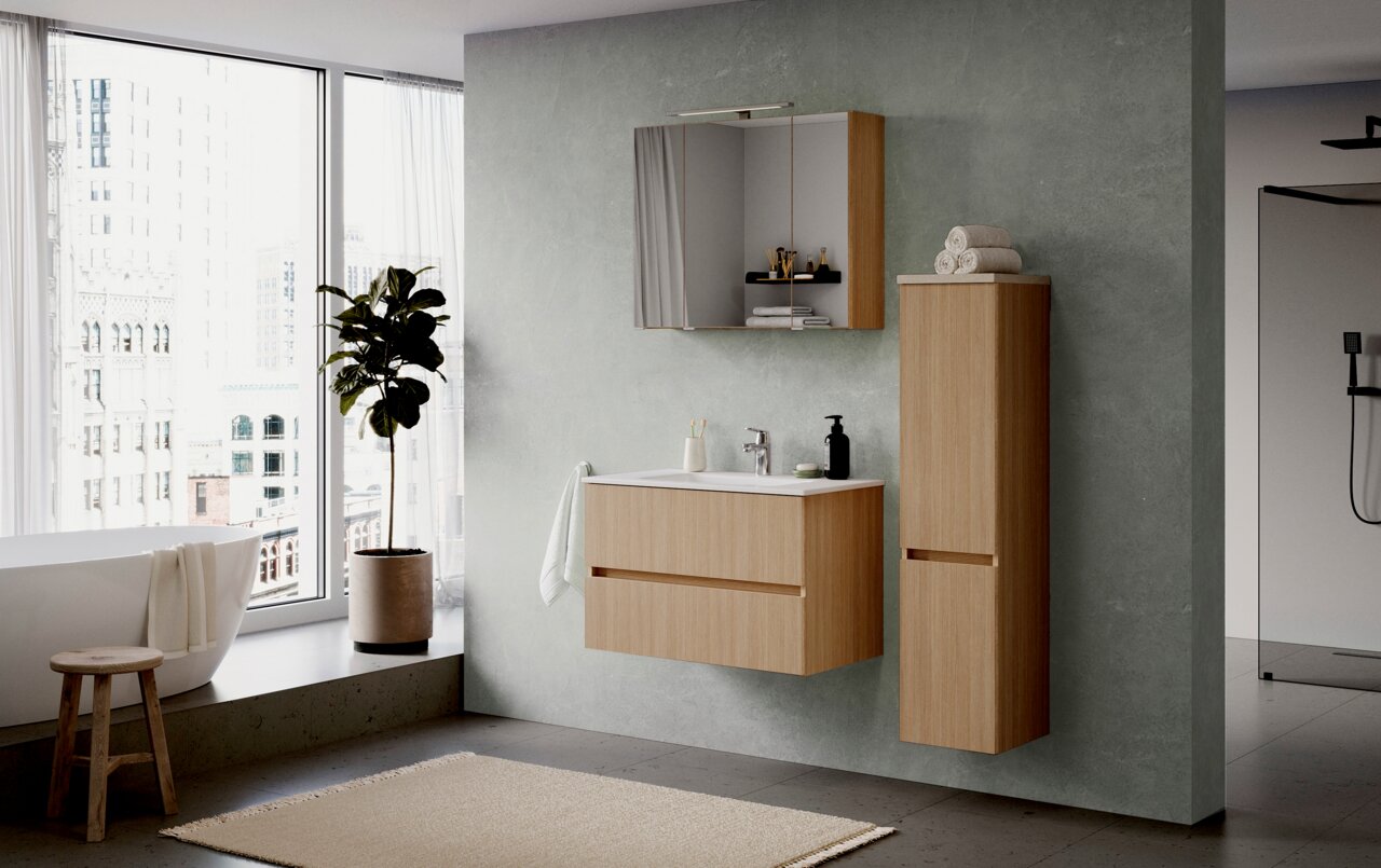 Moderner Midischrank aus Holz in einem stilvollen Badezimmer, seitliche Perspektive.