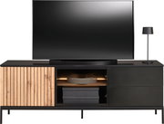 TV-Lowboard mit Holz- und Metallelementen, frontal betrachtet, mit Fernseher und Lampe darauf.