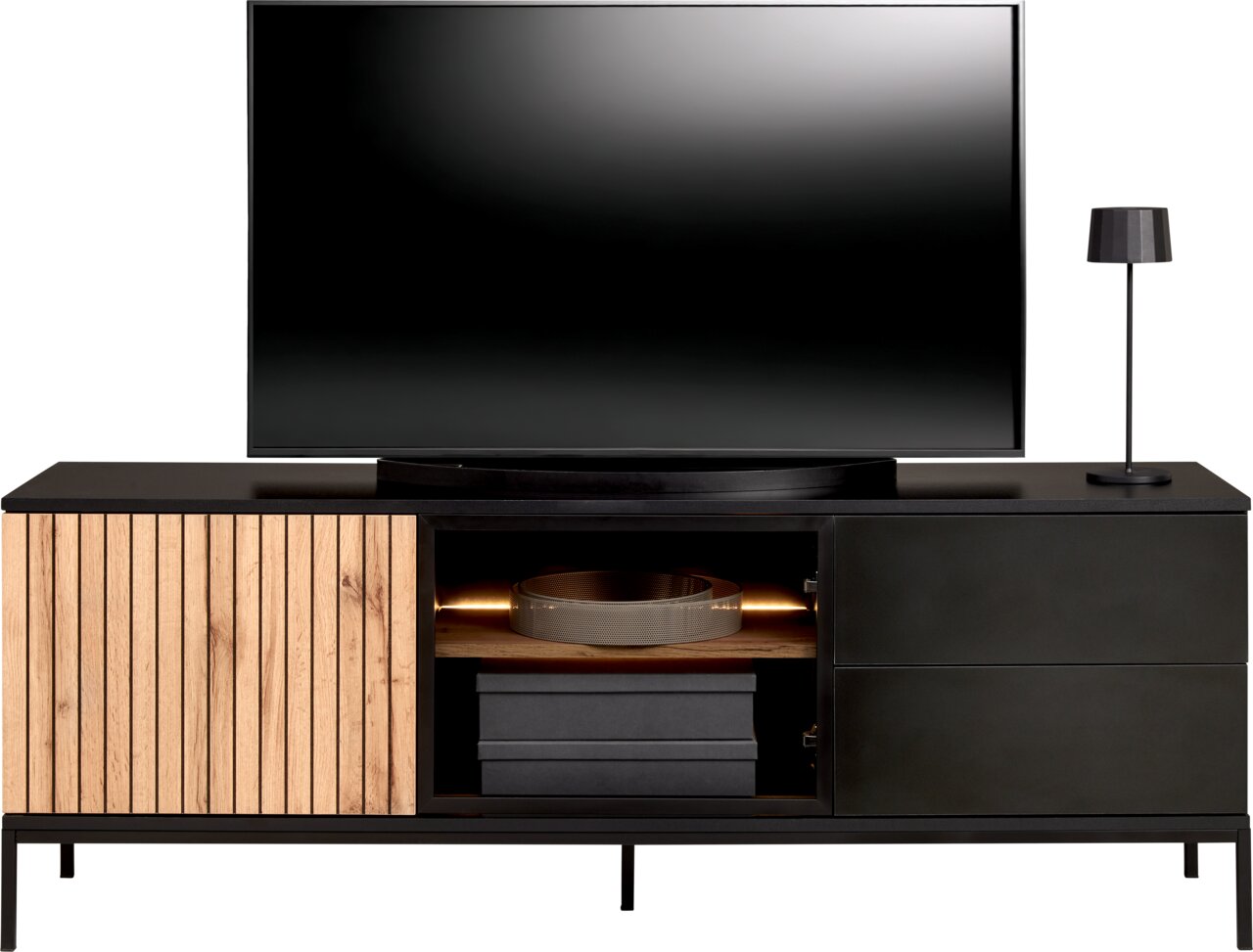 TV-lowboard met houten en metalen elementen, gezien vanaf de voorkant, met daarop een tv en een lamp.