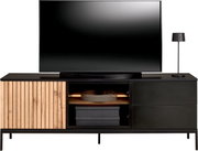 TV-Lowboard mit Holz- und Metallelementen, frontal betrachtet, mit Fernseher und Lampe darauf.