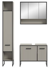 Moderne Badkombination mit vertikalen Streifen, bestehend aus einem hohen Schrank, einem Spiegelschrank und einem Unterschrank, Frontalansicht.