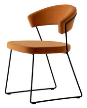 Moderner Stuhl mit braunem Polster und schwarzem Metallgestell, seitliche Perspektive