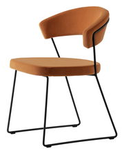 Moderner Stuhl mit braunem Polster und schwarzem Metallgestell, seitliche Perspektive