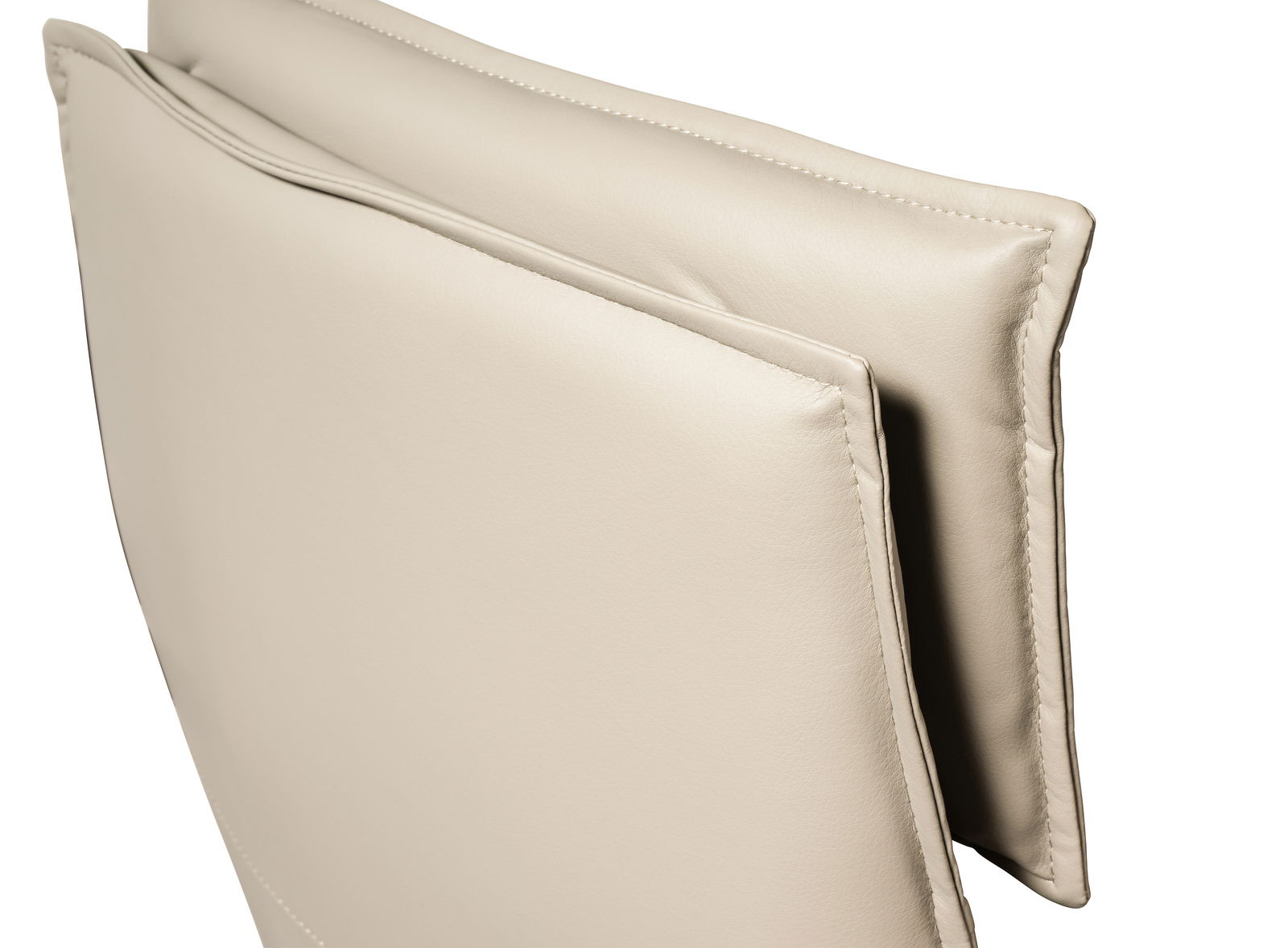 Nahaufnahme der Rückenlehne eines beigen Chefsessels aus Leder, seitliche Perspektive