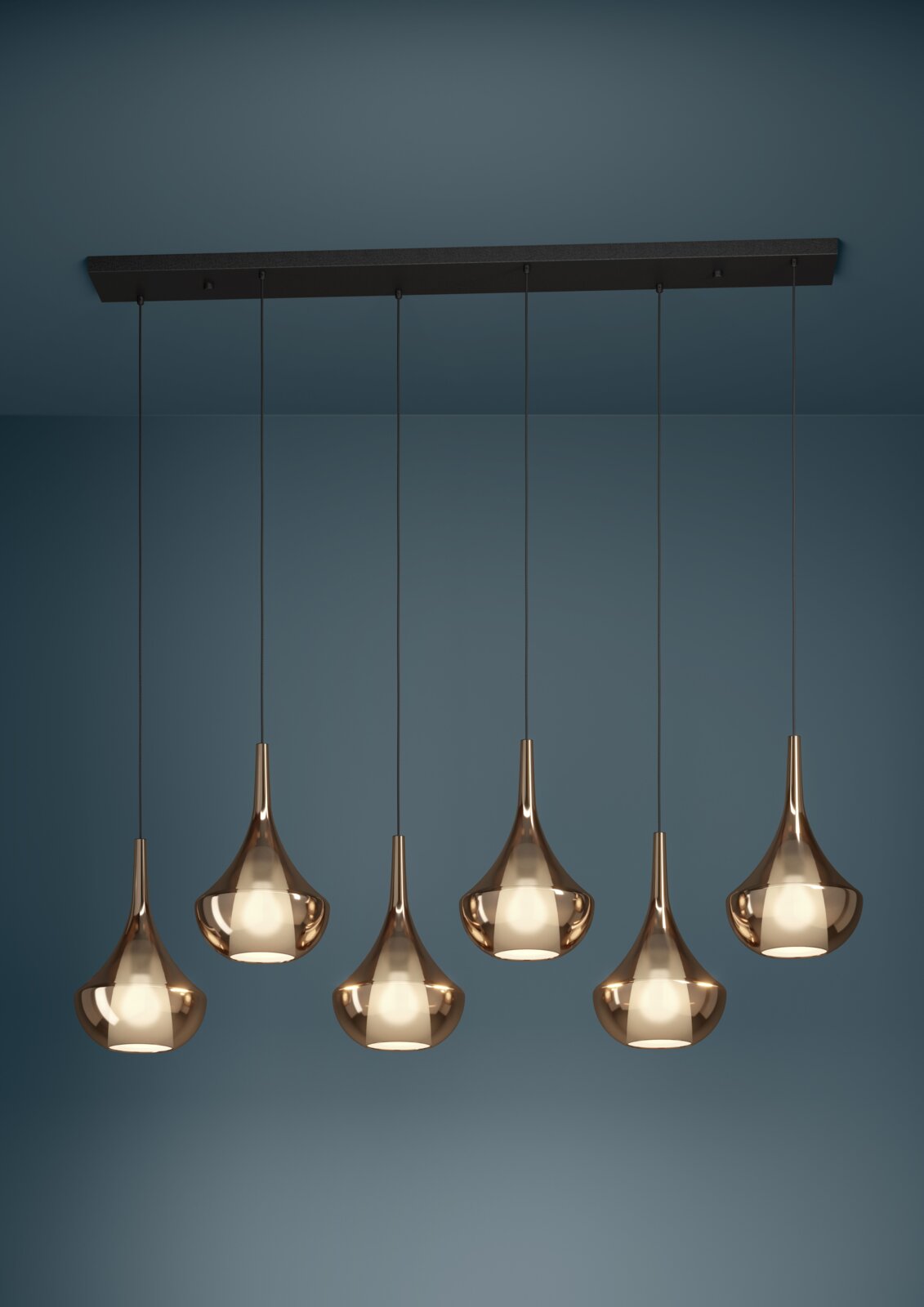Moderne 6-flammige Pendelleuchte mit tropfenförmigen, kupferfarbenen Glasschirmen an schwarzer Deckenleiste, Frontalansicht leicht von unten