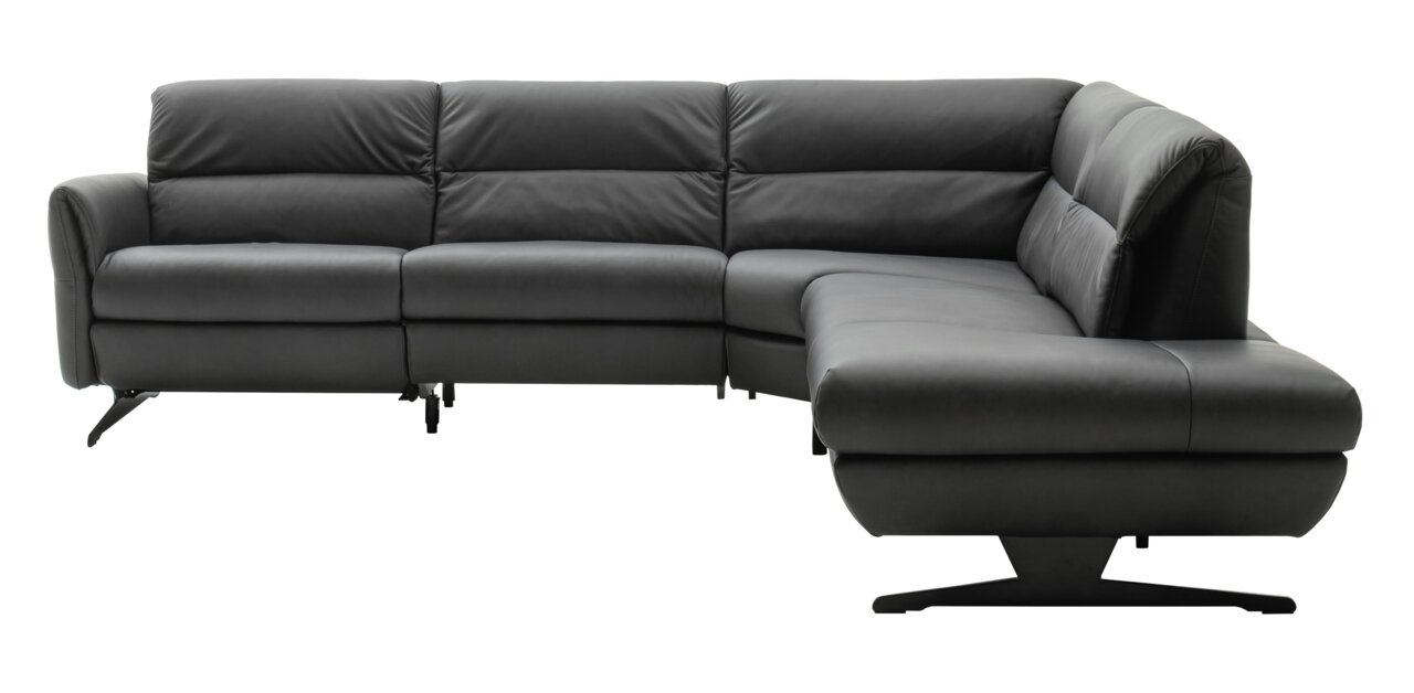 Eckgarnitur in dunklem Leder, perspektivisch von vorne links fotografiert
