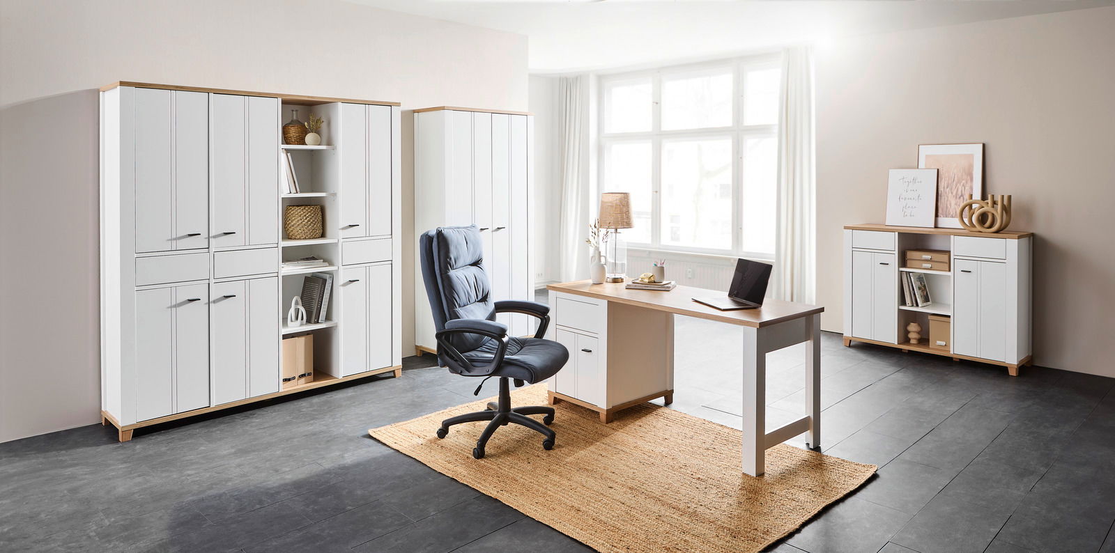 Moderne Büromöbelkombination in heller Umgebung mit Schreibtisch, Aktenschränken und Kommode, aus der Perspektive eines offenen Raumes betrachtet.