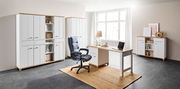 Moderne Büromöbelkombination in heller Umgebung mit Schreibtisch, Aktenschränken und Kommode, aus der Perspektive eines offenen Raumes betrachtet.