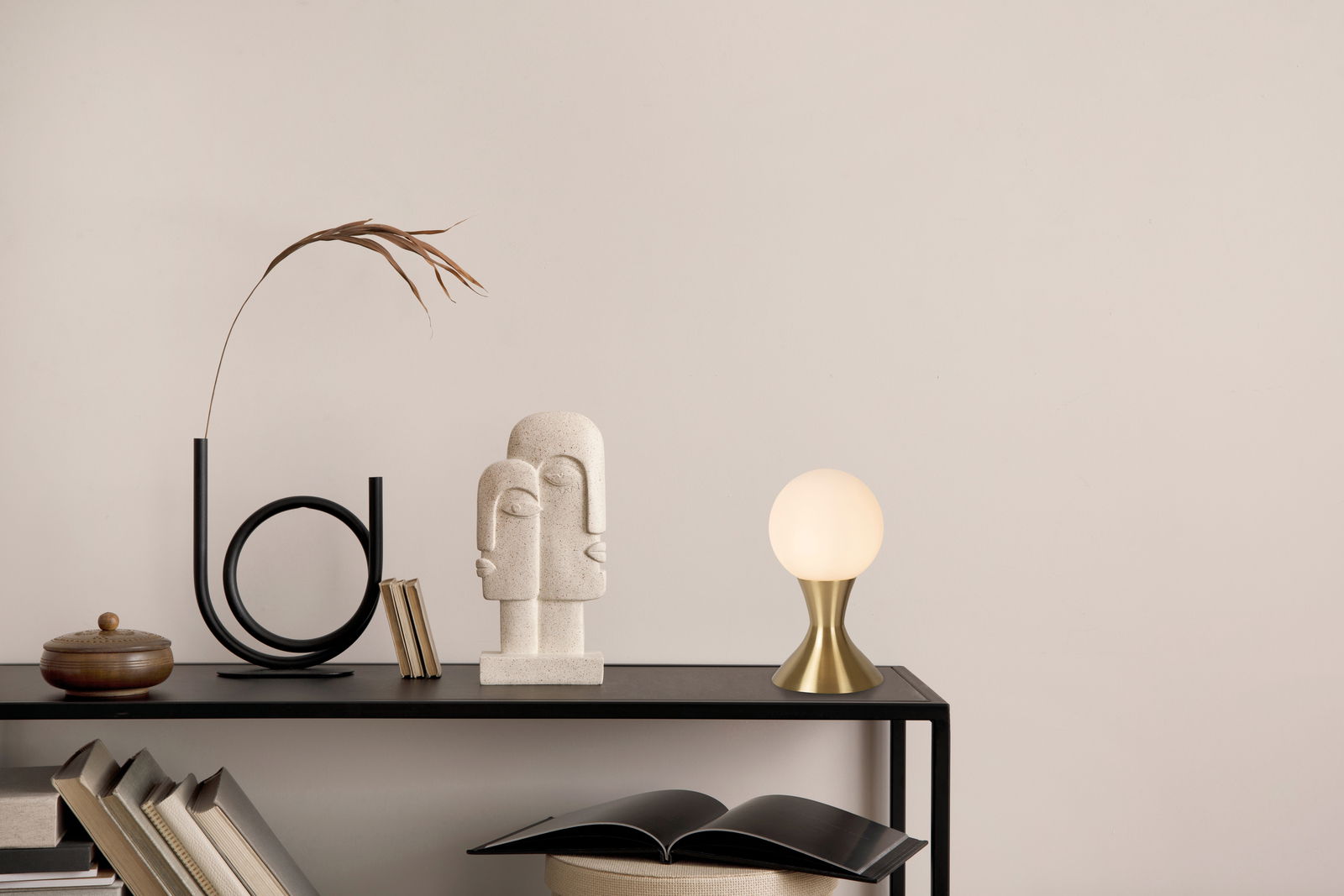 Moderne Tischleuchte mit kugelförmigem, mattem Lampenschirm und goldfarbenem Sockel, seitliche Perspektive