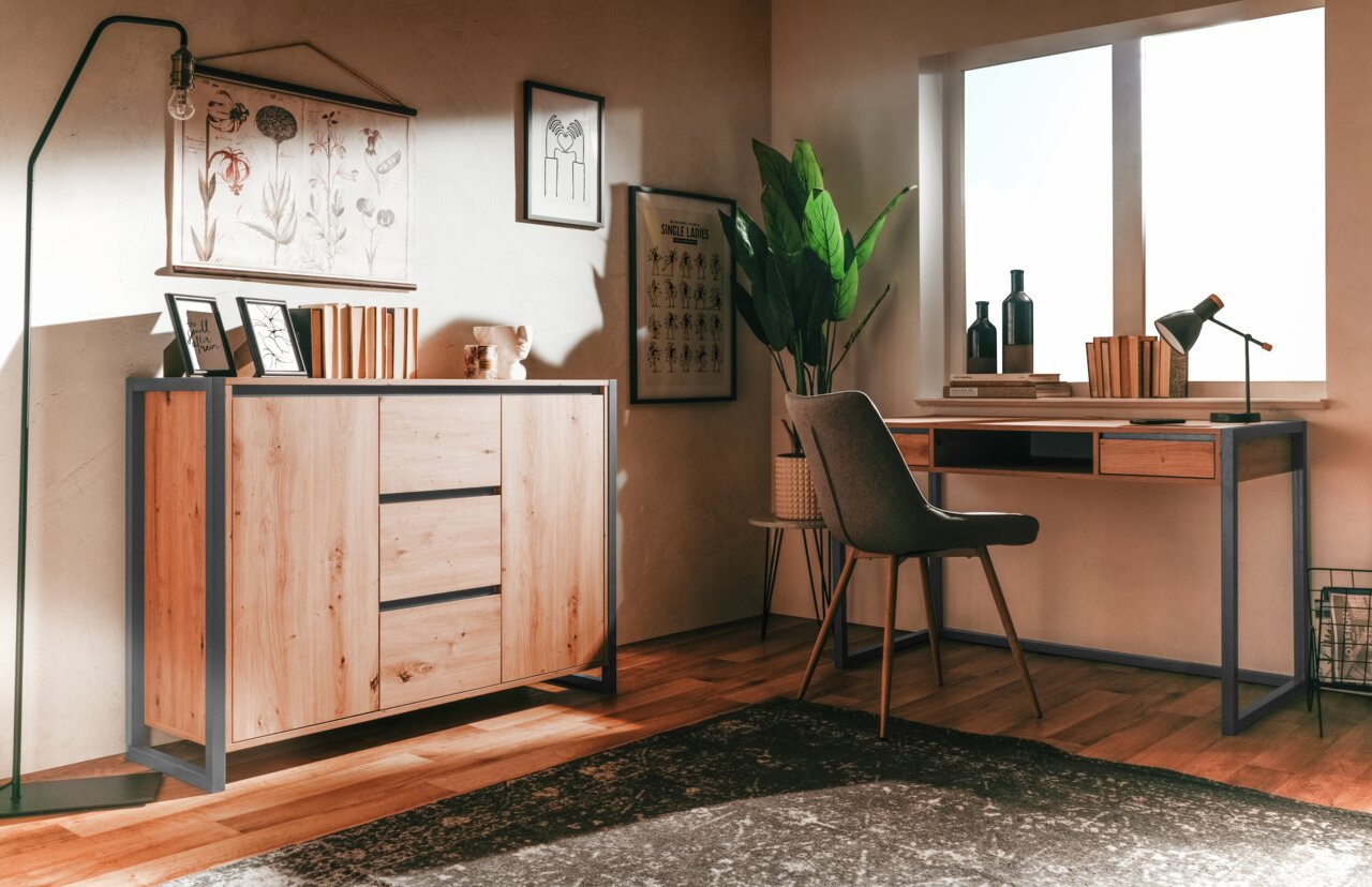 Modern houten dressoir met metalen frame, versierd met boeken en kunstwerken, in een stijlvolle ruimte met een bureau en planten. Aanzicht van linksvoor.