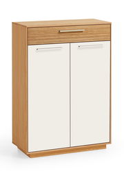 Schuhkommode aus der Serie LOVENO von VOSS in Holzoptik mit weißer Front, frontal fotografiert.