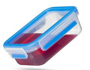 Rechteckige Frischhaltedose mit blauem Clip-Verschluss, gefüllt mit roter Flüssigkeit, in seitlicher Perspektive.