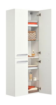 Weißer Hochschrank mit geöffneten Türen, gefüllt mit Handtüchern, einem Korb und Pflegeprodukten, seitliche Perspektive.