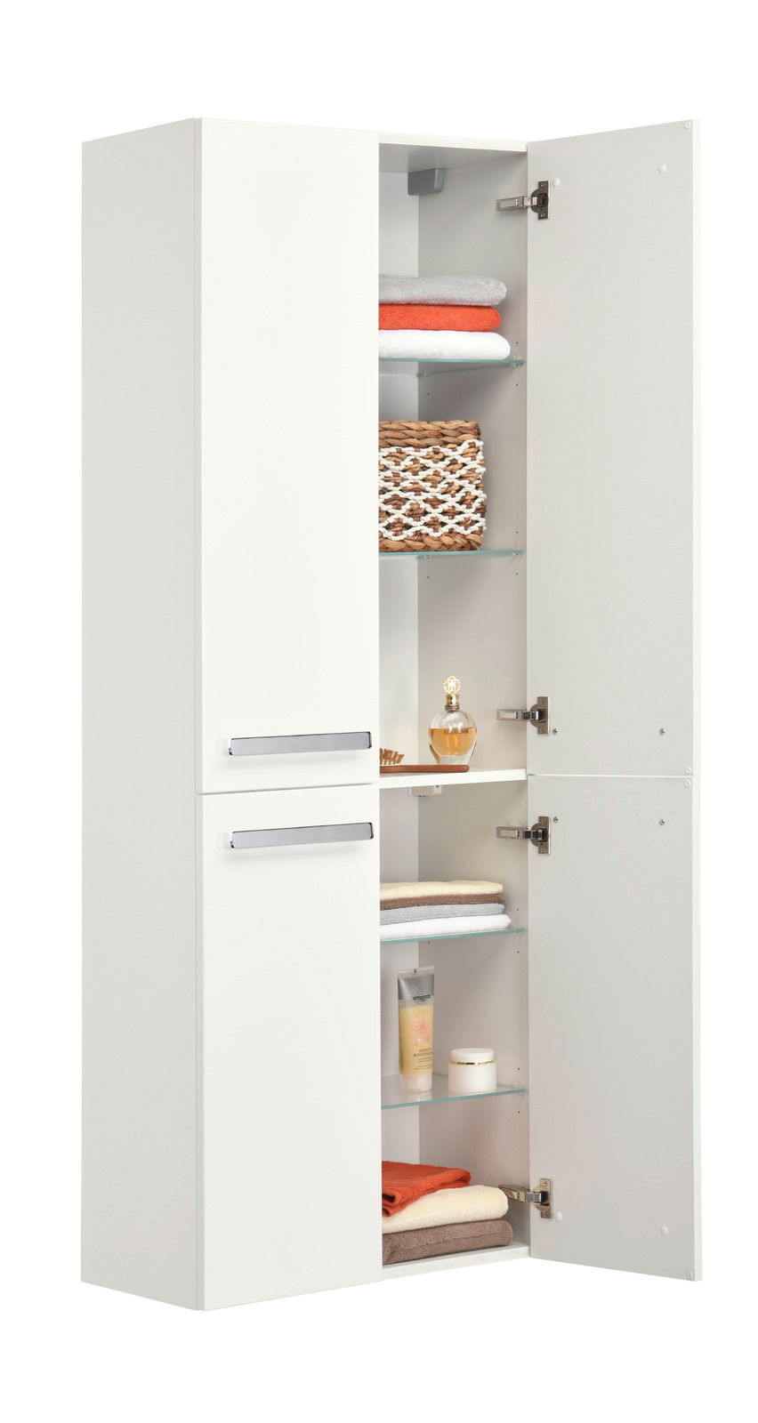Weißer Hochschrank mit geöffneten Türen, gefüllt mit Handtüchern, einem Korb und Pflegeprodukten, seitliche Perspektive.