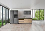 Moderne Küche mit grauen und holzfarbenen Schränken, fotografiert aus der Frontperspektive, mit großen Fenstern im Hintergrund.