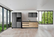 Moderne keuken met grijze en houtkleurige kasten, gefotografeerd vanuit vooraanzicht, met grote ramen op de achtergrond.