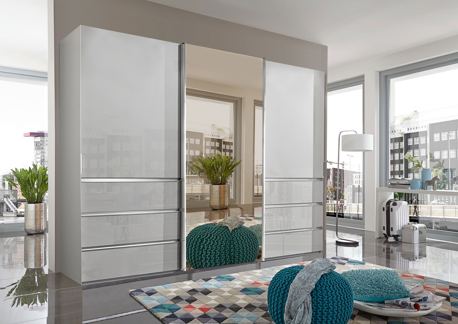 Novel Schwebetürenschrank MALIBU Moderner Schwebetürenschrank in einem hellen Raum mit großen Fenstern, seitliche Perspektive.