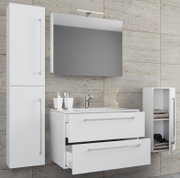 Modernes weißes Badezimmermöbel-Set mit Spiegelschrank und LED-Leuchte, Waschtisch mit zwei Auszügen (Schubladen leicht geöffnet), hohem Seitenschrank und kleinem Hängeschrank mit offener Tür; Ansicht frontal mit leichter Perspektive von links.