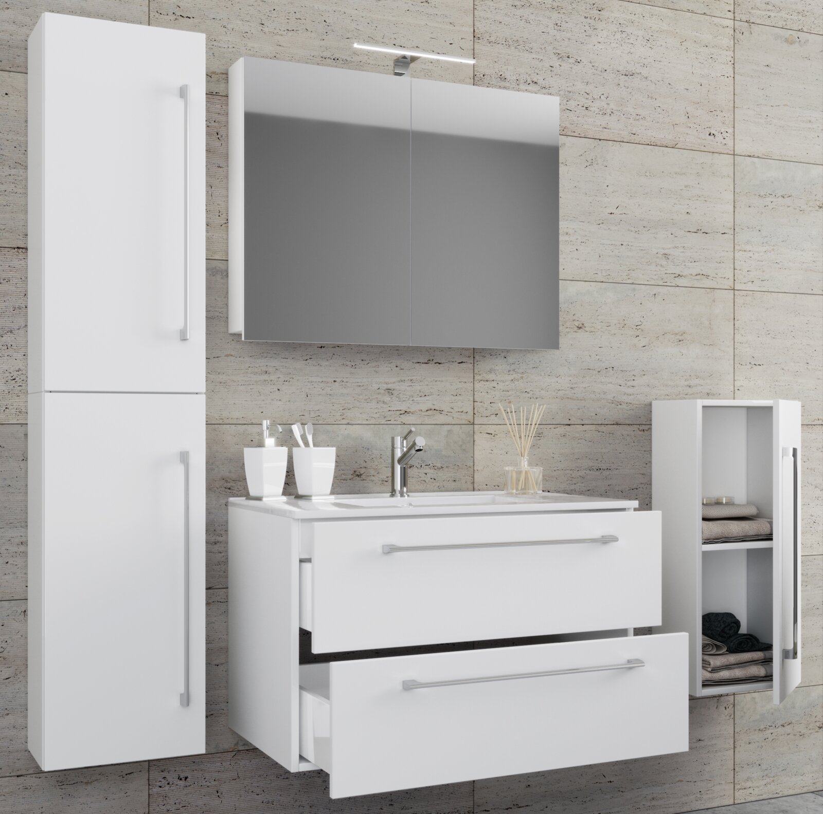 Modernes weißes Badezimmermöbel-Set mit Spiegelschrank und LED-Leuchte, Waschtisch mit zwei Auszügen (Schubladen leicht geöffnet), hohem Seitenschrank und kleinem Hängeschrank mit offener Tür; Ansicht frontal mit leichter Perspektive von links.