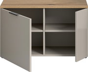 Offener Schrank mit zwei Türen, Holzoberfläche und vier Fächern, frontale Perspektive