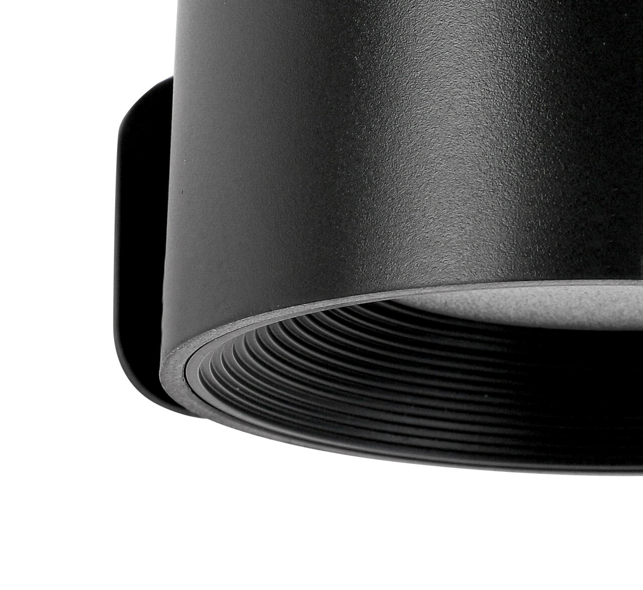 Nahaufnahme einer schwarzen, zylindrischen Akku-Wandleuchte mit geriffeltem Innenrand, seitliche Perspektive