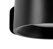 Nahaufnahme einer schwarzen, zylindrischen Akku-Wandleuchte mit geriffeltem Innenrand, seitliche Perspektive