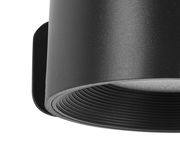 Nahaufnahme einer schwarzen, zylindrischen Akku-Wandleuchte mit geriffeltem Innenrand, seitliche Perspektive