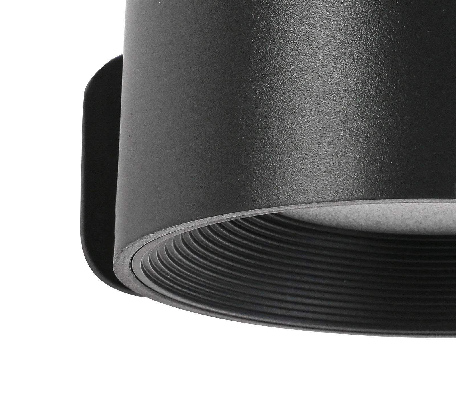 Nahaufnahme einer schwarzen, zylindrischen Akku-Wandleuchte mit geriffeltem Innenrand, seitliche Perspektive