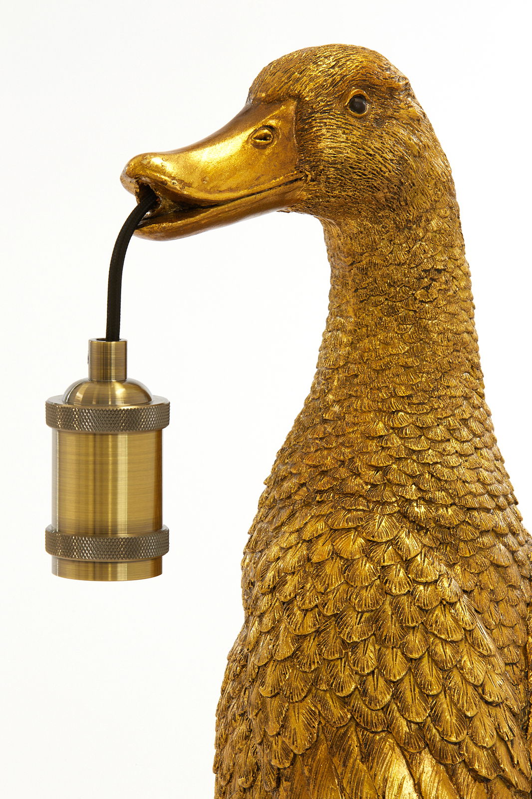 Goldene Tischleuchte in Form einer Ente, die eine Glühbirnenfassung im Schnabel hält. Seitenansicht.