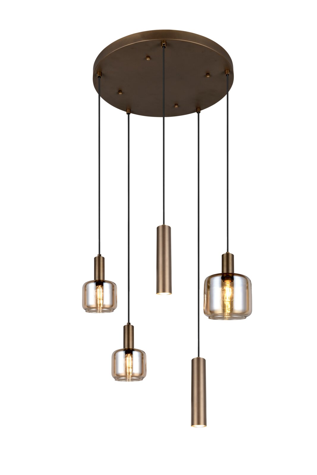 Moderne Mehrfach-Pendelleuchte mit runder Deckenplatte in Bronze/Antikmessing, drei Glas-Schirmen und zwei zylindrischen Spot-Pendeln an schwarzen Kabeln, frontal in leichter Untersicht freigestellt auf weißem Hintergrund