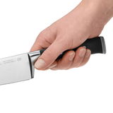 Nahaufnahme einer Hand, die ein Küchenmesser mit schwarzem Griff hält, seitliche Perspektive.