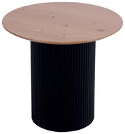 Runder Beistelltisch mit schwarzem, geriffeltem Sockel und heller Holzplatte, seitliche Perspektive