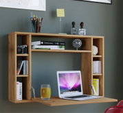 Schwebender Holz-Schreibtischaufsatz mit Regalfächern über einem Laptop, dekoriert mit Büchern, Stiftebecher, Kamera und kleiner Uhr; Ansicht frontal mit leicht erhöhter Perspektive.