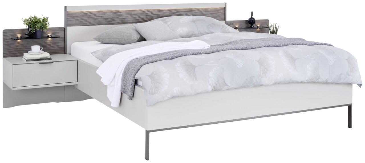 Modernes Schlafzimmer mit einem großen Bett und zwei Nachtkonsolen, seitliche Perspektive