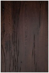 Dunkle Holz-Tischplatte mit markanter Maserung, aus der Vogelperspektive fotografiert.