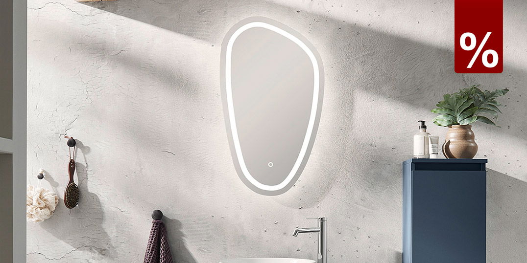 Modernes Badezimmer mit blauem Waschtisch, beleuchtetem Spiegel und 50 % Rabatt-Hinweis in rotem Banner