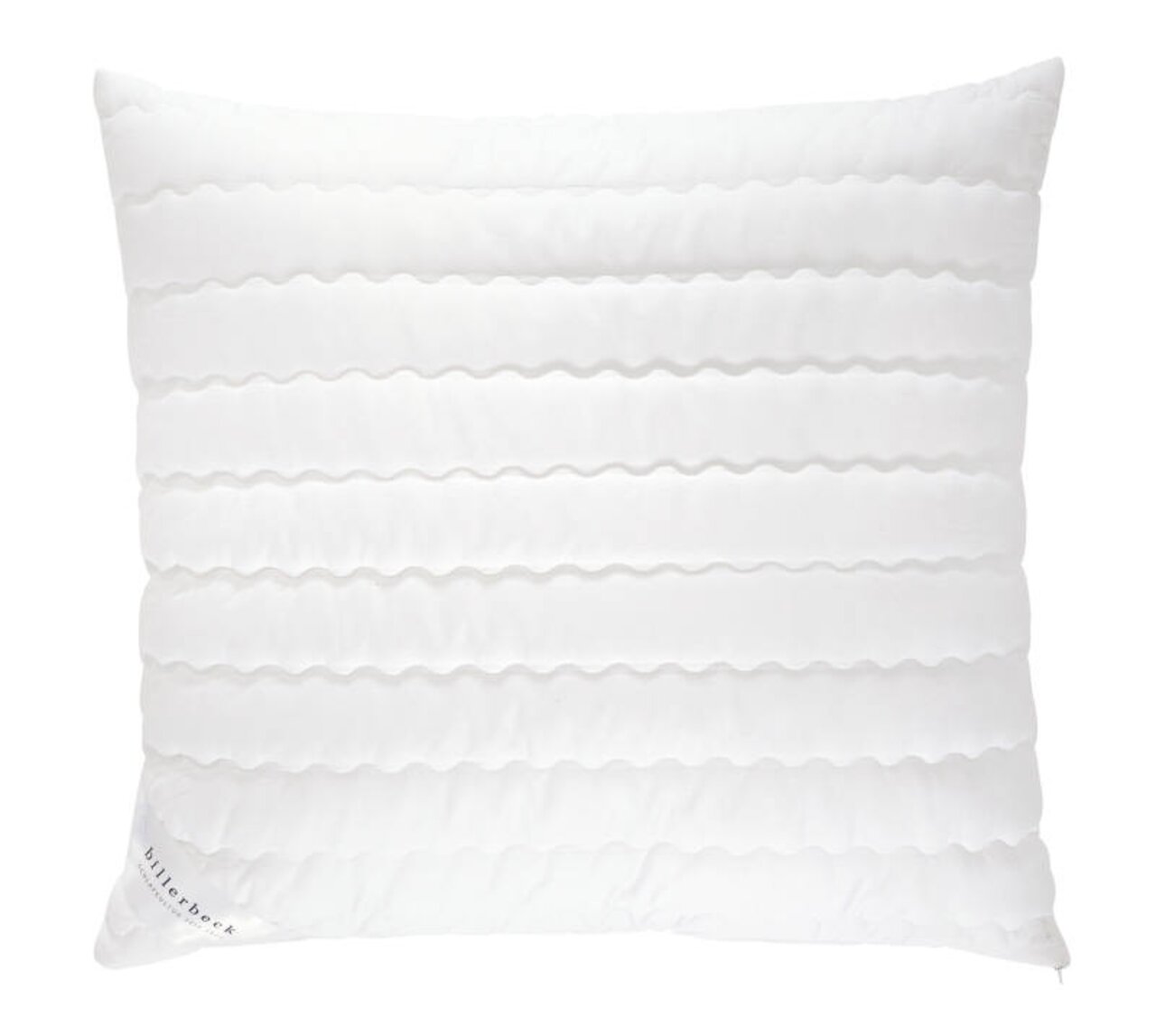 Weißes Kopfkissen mit wellenförmiger Steppung, frontal fotografiert.