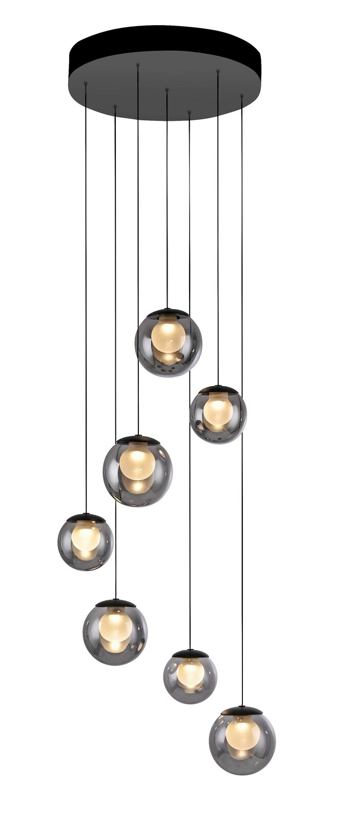 Moderne LED-Pendelleuchte mit sieben kugelförmigen, rauchgrauen Glaskörpern, die von einer schwarzen Deckenhalterung herabhängen. Perspektive von unten.