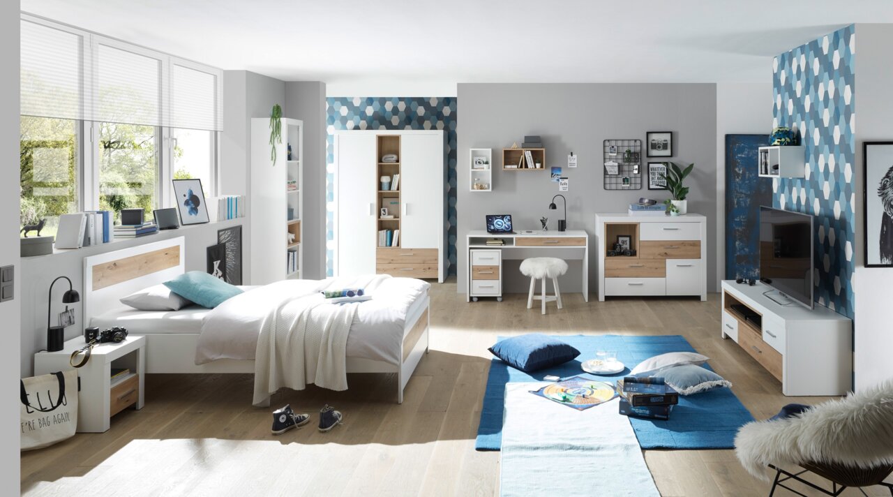 Modernes Jugendzimmer mit hellem Holz und weißen Möbeln, inklusive Bett, Schreibtisch, Kommode und TV-Element, aus der Perspektive eines offenen Raumes mit viel Tageslicht.