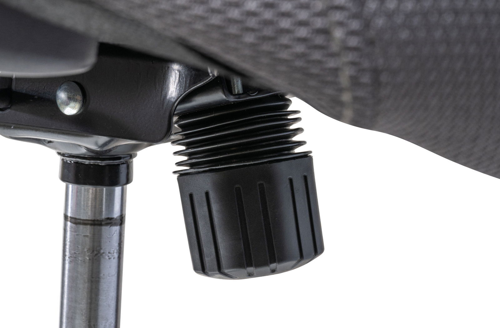 Nahaufnahme der Unterseite eines Drehstuhls mit Fokus auf die Höhenverstellung.