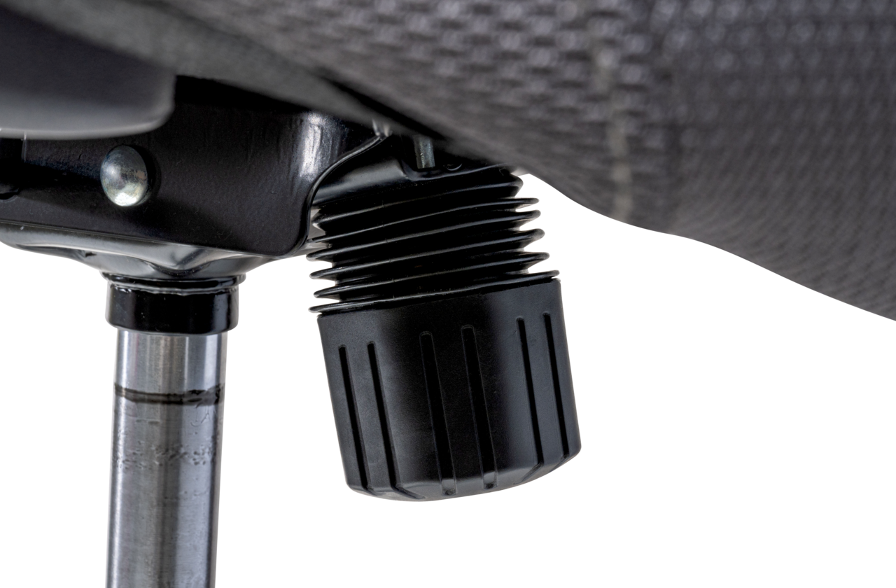 Nahaufnahme der Unterseite eines Drehstuhls mit Fokus auf die Höhenverstellung.