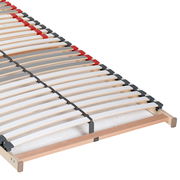 Lattenrost in schräger Perspektive mit verstellbaren Leisten und stabiler Holzrahmenkonstruktion