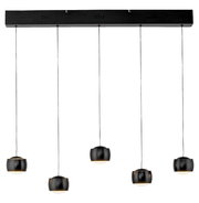 Moderne Pendelleuchte mit fünf schwarzen, kugelförmigen Lampenschirmen, von der Seite betrachtet.