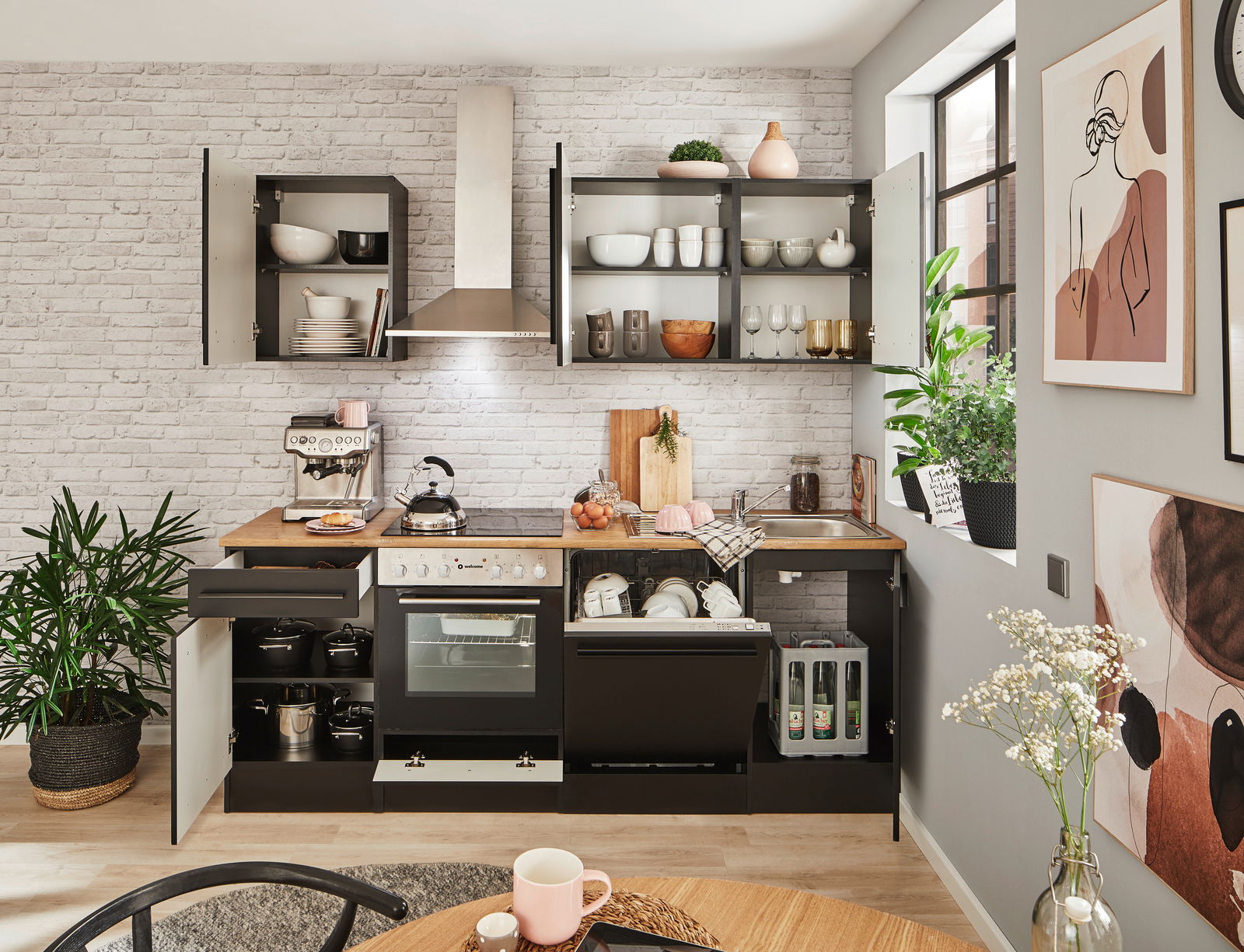 Moderne Küchenzeile mit offenen Schränken, Herd, Spüle und stilvoller Dekoration, frontal betrachtet.