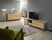 Modernes Wohnzimmer mit Sideboard, Highboard und TV-Lowboard aus Holz in einer stilvollen, minimalistischen Einrichtung. Perspektive von schräg vorne.