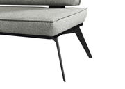 Nahaufnahme einer modernen Bank mit grauem Polster und schwarzen Metallbeinen, seitliche Perspektive