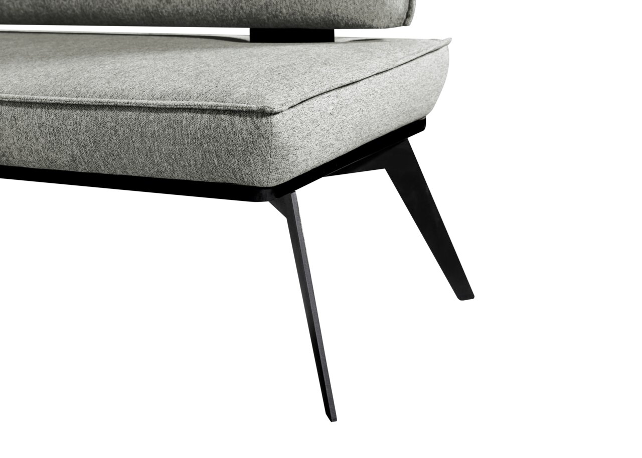 Nahaufnahme einer modernen Bank mit grauem Polster und schwarzen Metallbeinen, seitliche Perspektive