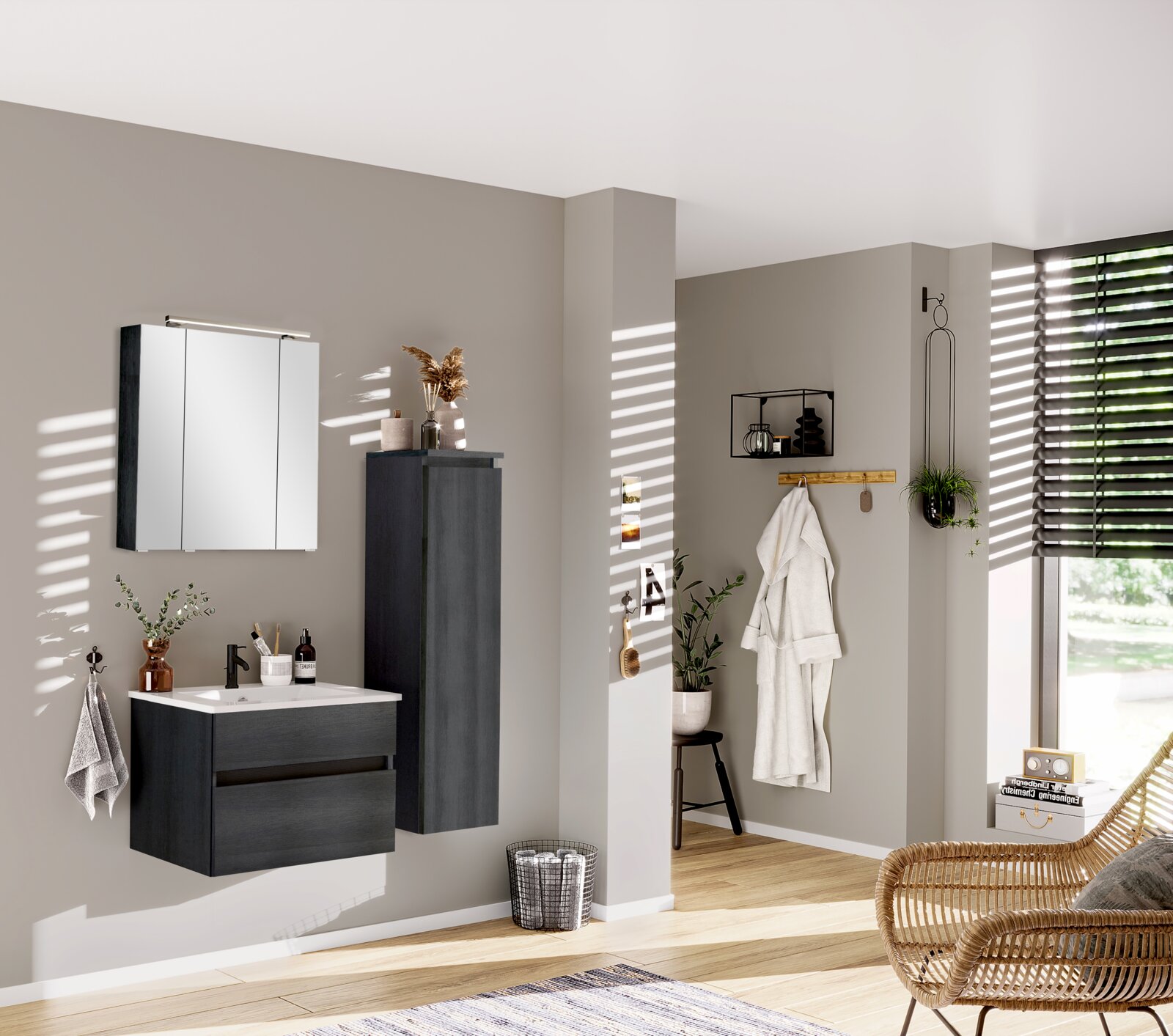 Moderne badkamerkast in donker hout, rechts tegen de muur bevestigd, met decoratieve elementen erop, zijaanzicht.