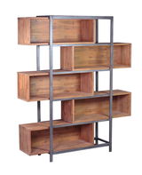 Modernes Bücherregal aus Holz und Metall mit asymmetrischen Fächern, seitliche Perspektive